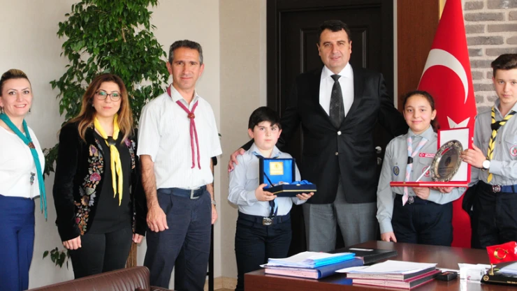 İzcilerden Genel Sekreter'e teşekkür plaketi