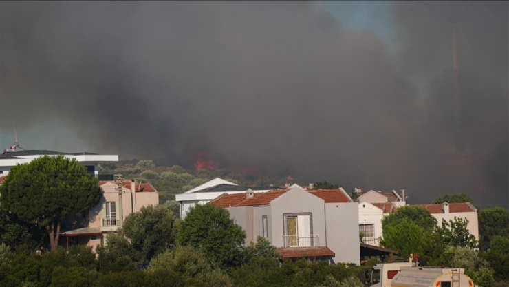 İzmir'deki Yangınlara Müdahale Sürüyor