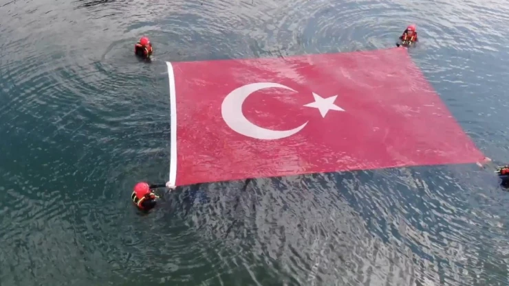 Gölün İçinde Türk Bayrağı Açtılar