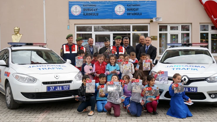 Jandarma çocukları sevindirdi