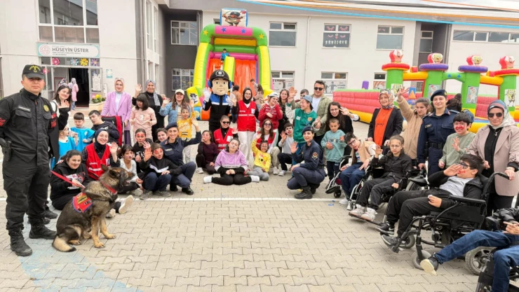 Jandarma Özel Bireylerin Yanında