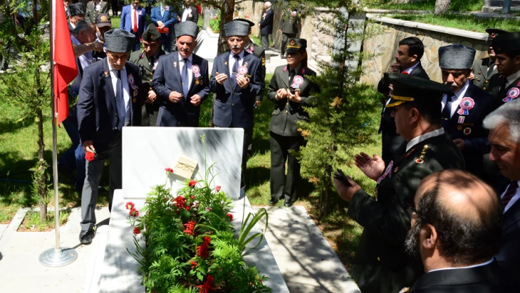 Jandarma Teşkilatı şehitliği ziyaret etti