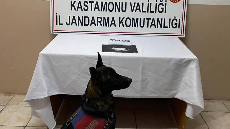 Jandarmadan kaçarken uyuşturucuyu attılar