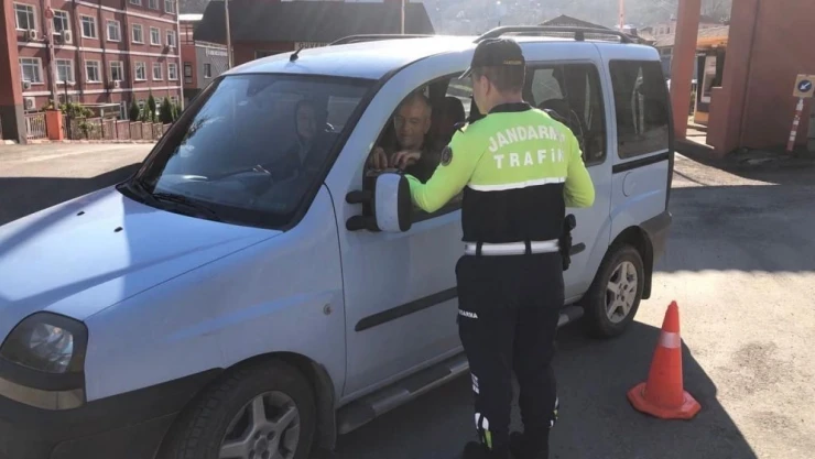 Jandarmadan Sürücülere Gül Suyu ve Şeker İkramı