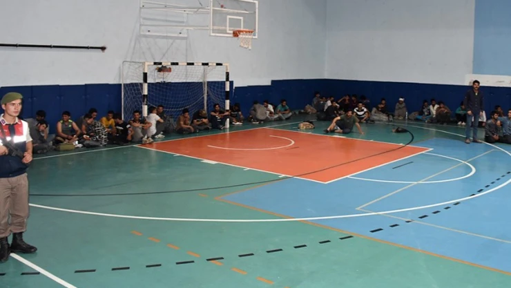 Kaçak göçmenler spor salonunda tutuluyor