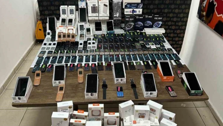 Çok Sayıda Telefon Ve Elektronik Eşya Ele Geçirildi
