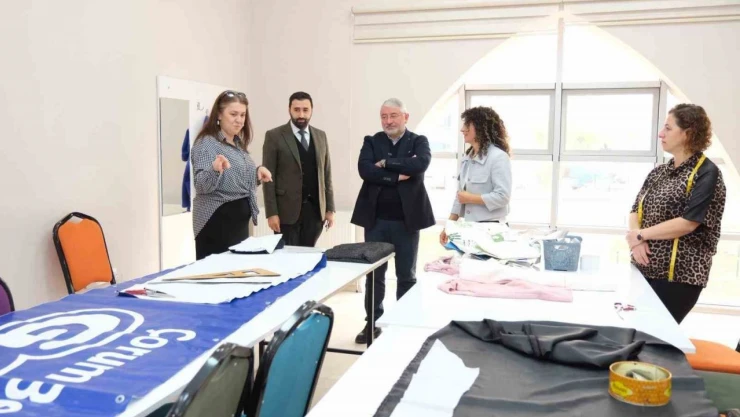 Kadınlar Afişleri Şık Çantalara Dönüştürüyor