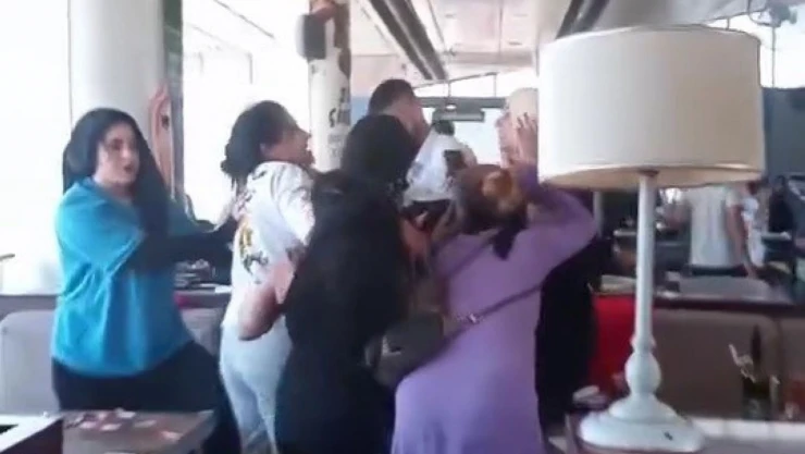Kadınların Kavgasında Bardaklar Havada Uçuştu