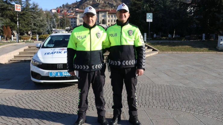 Kalbi Duran Kişiyi Trafik Polisleri Hayata Döndürdü