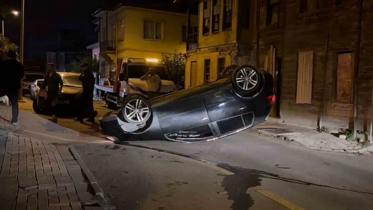 Kaldırıma Çarpan Otomobil Takla Attı