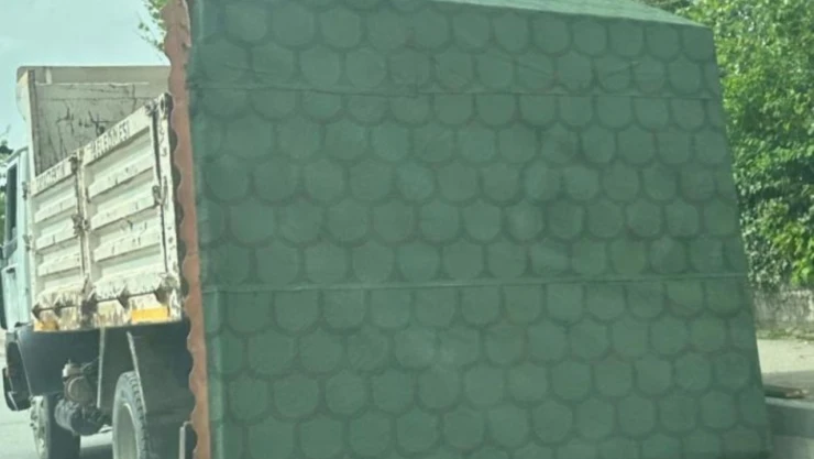 Kamelya Taşıyan İşçiler Canından Oluyordu