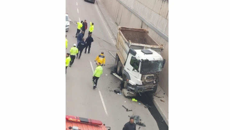 Kamyon Duvara Çarptı: 1 Yaralı