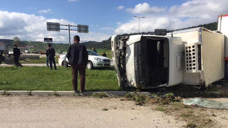 Kamyon ile otomobil çarpıştı: 3 yaralı