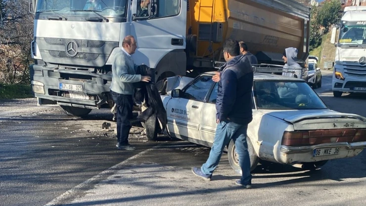 Kamyon İle Otomobil Çarpıştı