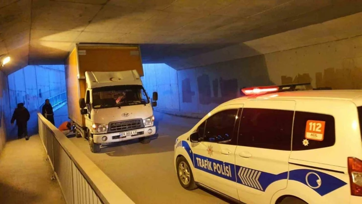 Kamyonet Alt Geçide Sıkıştı