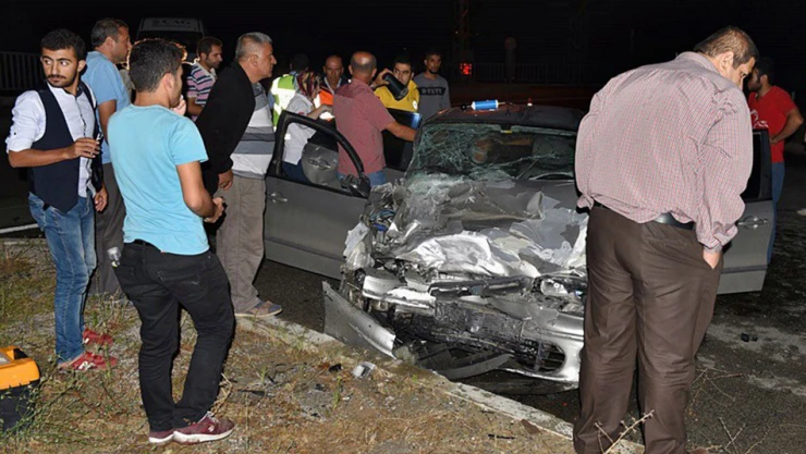 Kamyonet ile otomobil çarpıştı, yaralılar yola saçıldı