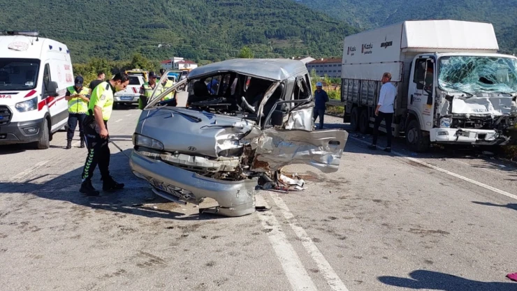 Kamyonet ile panelvan minibüs çarpıştı, 4 kişi yaralandı