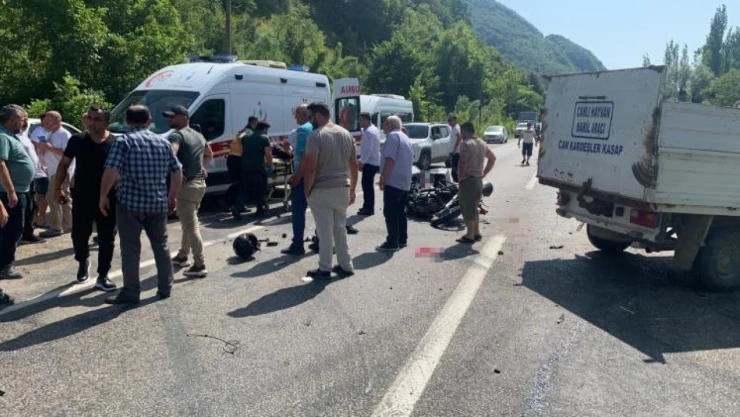 Kamyonetle motosiklet çarpıştı: 1 yaralı