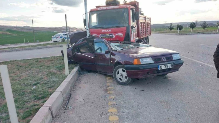 Kamyonla Çarpışan Otomobil Hurdaya Döndü: 1'i Ağır 3 Yaralı