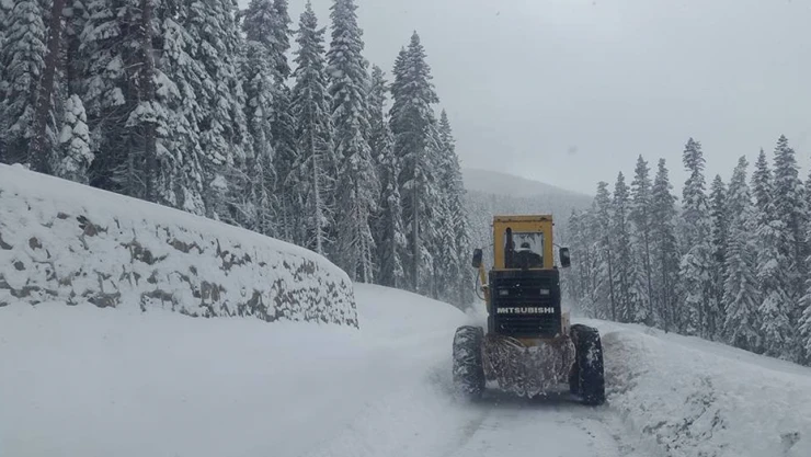 Kar köy yollarını kapadı