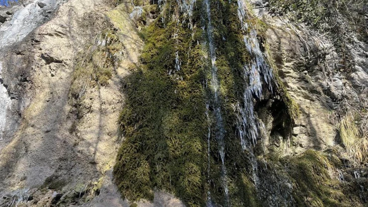 Kar suları şelalede görsel şölen sundu