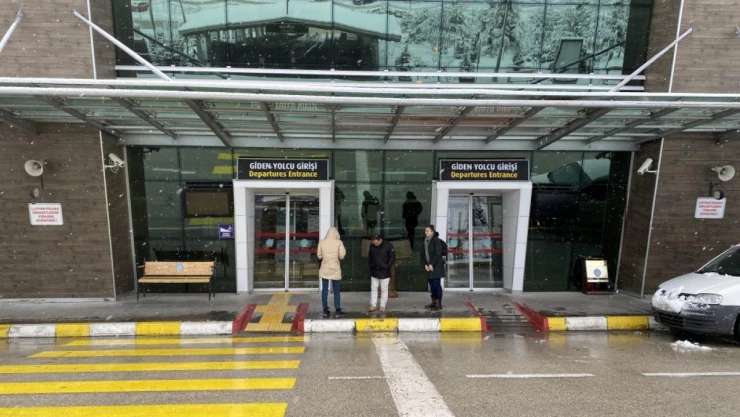 Kar yağışı uçuşları iptal ettirdi