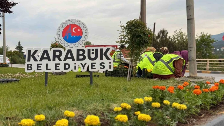 Karabük Belediyesi Kenti Çiçeklerle Renklendiriyor