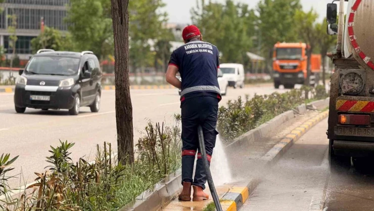 Şehir Genelinde Temizlik Kesintisiz Sürüyor