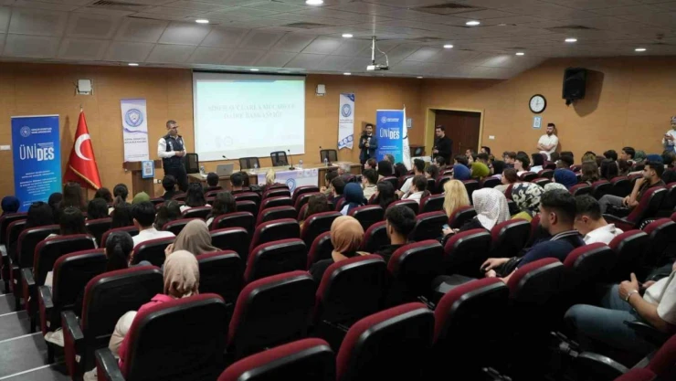 Üniversite Öğrencileri Dijital Tehlikelere Karşı Bilinçlendirildi