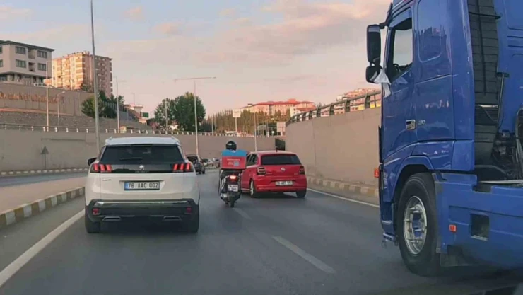 Karabük'te Düğün Konvoyundaki Araçlar Trafik Kurallarını Hiçe Saydı