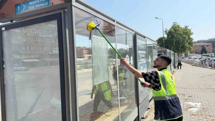 Karabük'te Duraklardaki Afişler Temizlendi