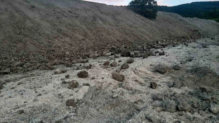 Karabük'te Heyelan Nedeniyle Köy Yolu Ulaşıma Kapandı