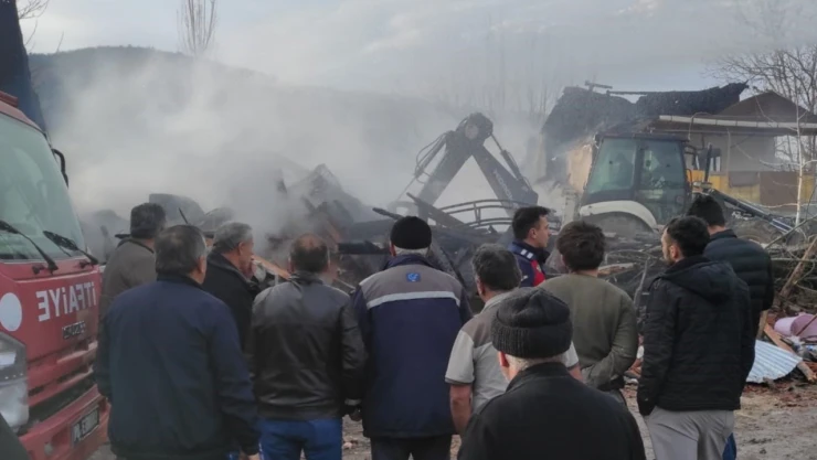 Karabük'te İki Ev Alevlere Teslim Oldu: 1 Yaralı