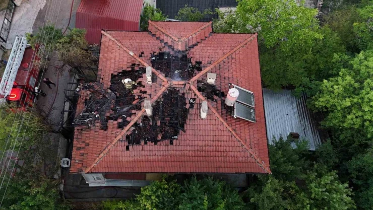 Karabük'te Kamelyada Çıkan Yangın Eve Sıçradı