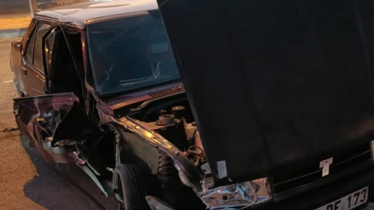 Karabük'te Kamyonet İle Otomobil Çarpıştı: 2 Yaralı