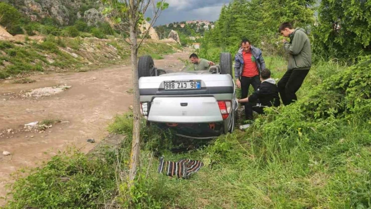 Karabük'te Otomobil Dere Kenarına Devrildi: 5 Kişi Yaralandı