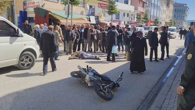Karabük'te Motosiklet Yayaya Çarptı: 2 Yaralı
