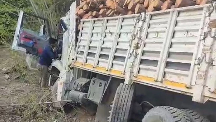 Karabük'te Odun Yüklü Tır Devrildi: 2 Yaralı