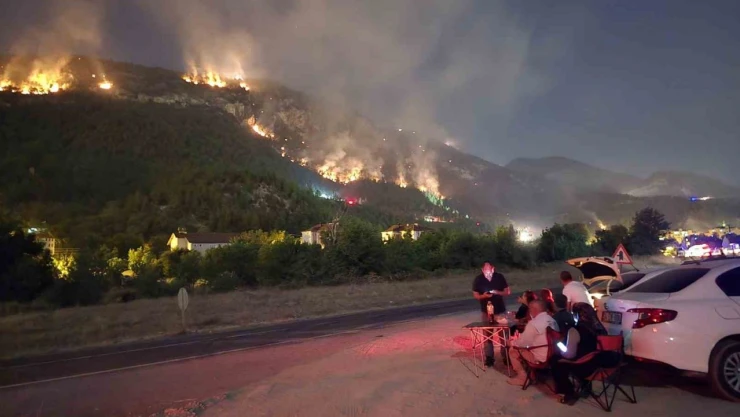 Karabük'te Orman Yangınını Kamp Sandalyesine Yaslanıp İzlediler