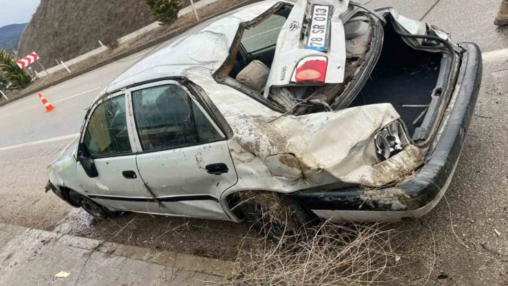 Otomobil Şarampole Devrildi: 1 Ölü, 1 Yaralı