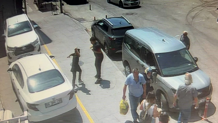 Karabük'te Uçan Tekmeli Ve Bıçaklı Kavga: 2 Yaralı