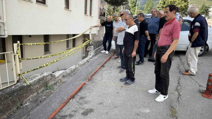 Zarar Gören İstinat Duvarı Site Sakinlerini Tedirgin Ediyor