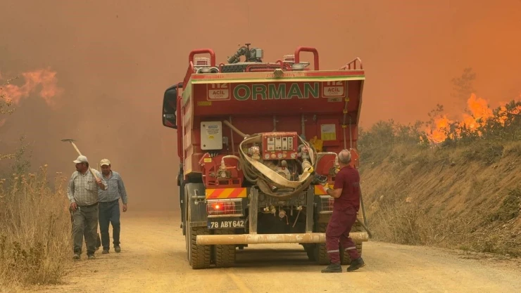 Karabük'teki Orman Yangını Rüzgarın Etkisiyle Büyüyor
