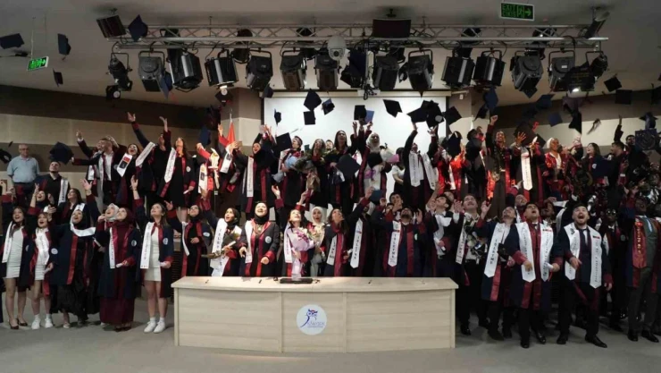 Karabük Üniversitesinde Mezuniyet Coşkusu