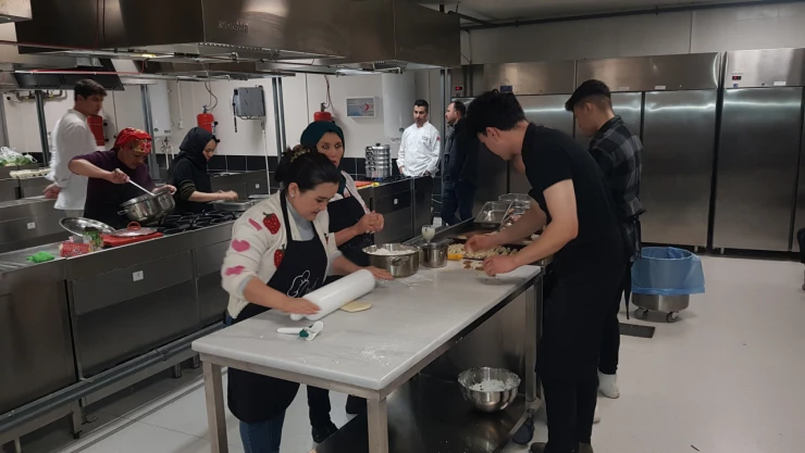 Karabük Üniversitesinin Kurslarını Bitiren Mülteciler Kanada'da İş Sahibi Oldu