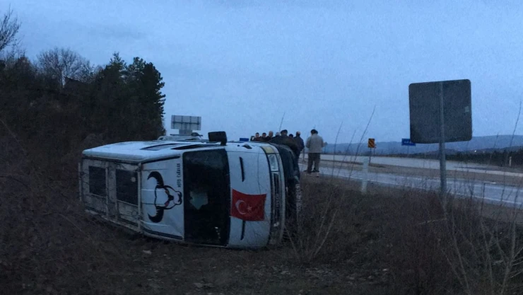 Karavan devrildi: 3 yaralı