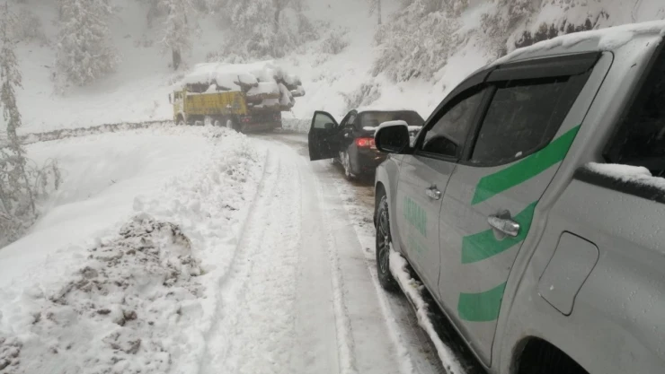 Karda Mahsur Kalanlara Ormancılar Yetişti
