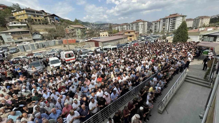 KARDEMİR'deki İş Kazasında Hayatını Kaybeden Yağız'ı Son Yolculuğuna Uğurlandı