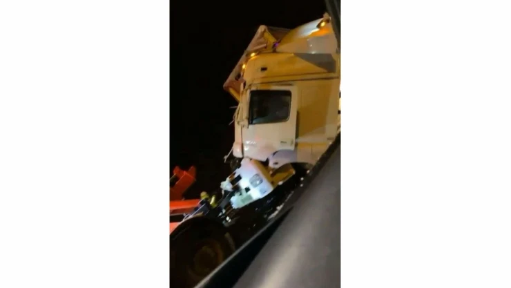 Karlı Havada Aniden Duran Tıra Çarptı: Tırın Kupası Düştü
