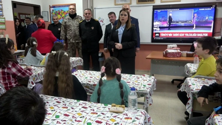 Karne Dağıtımında Akıllı Tahta ile Türk Astronot Mesajı